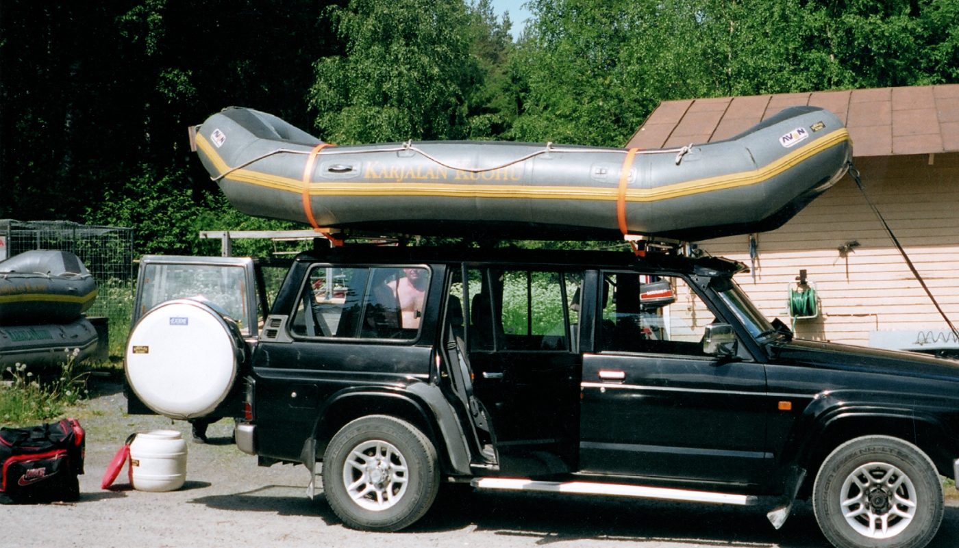 Karjalan Kuohu raft loaded on the roof of the expedition car